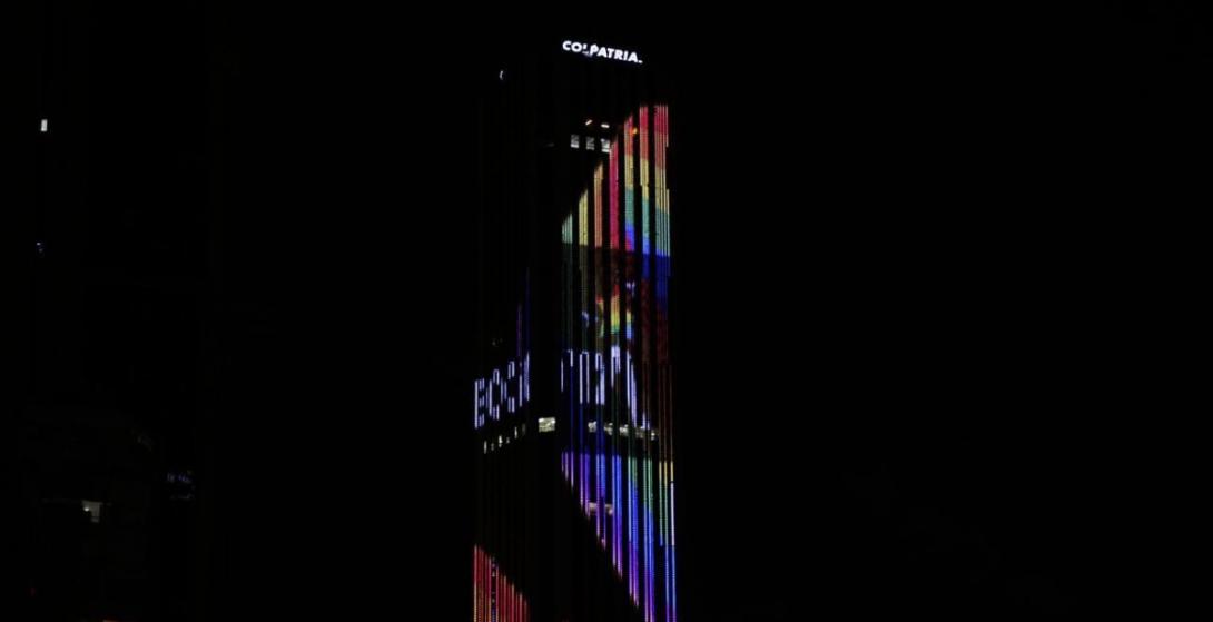 La Torre Colpatria se iluminó con la bandera del orgullo LGTBI en conmemoración del Mes del Orgullo