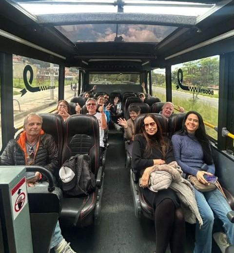 Personas en el bus, listas para el tour “Hop On Hop Off”