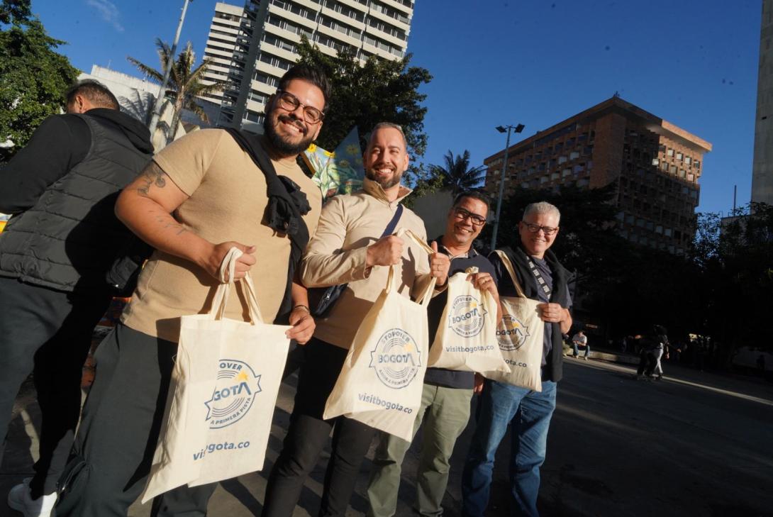 Grupo de personas en Bogotá con una bolsa de regalo