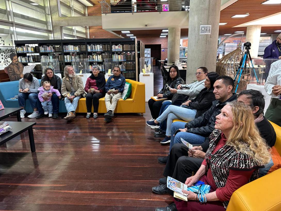 Grupo de personas en la Biblioteca Pública Gabriel García Márquez – El Tunal
