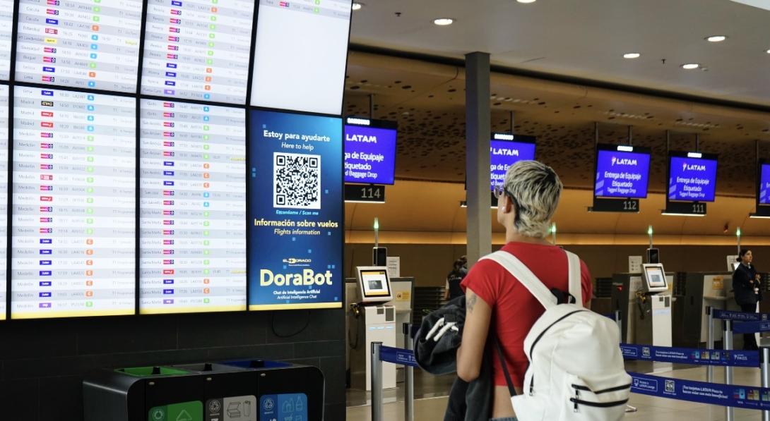 Turista verificando su estado de vuelo
