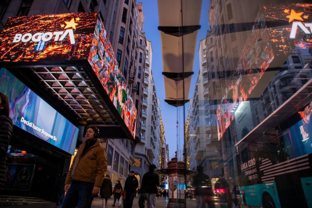 Bogotá proyectó su marca ciudad en la Gran Vía de Madrid, uno de los escenarios urbanos más icónicos de Europa durante FITUR 2026