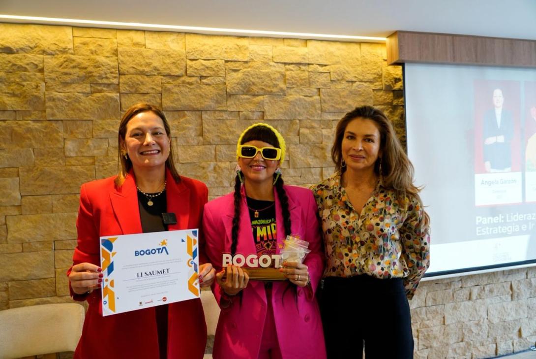 Bogotá reconoce a Li Saumet como embajadora cultural en conversatorio sobre liderazgo femenino internacional
