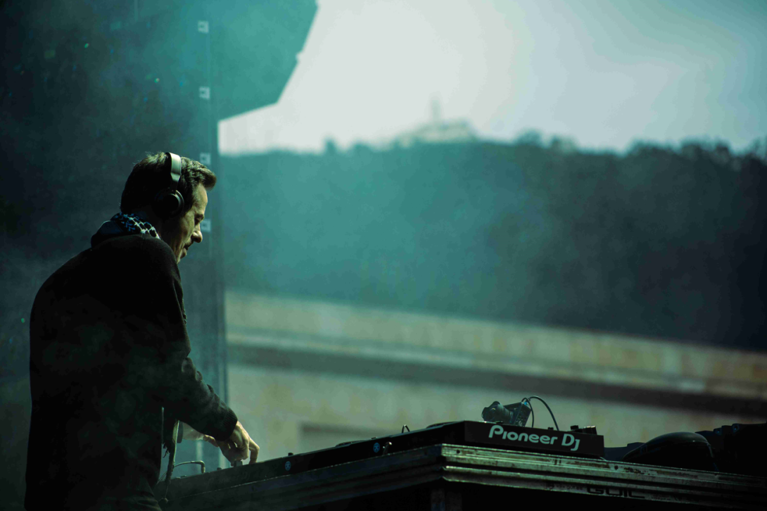 Agenda tu viaje a Bogotá y vive el ritmo de la ciudad en el festival de música electrónica Monumentum 2026