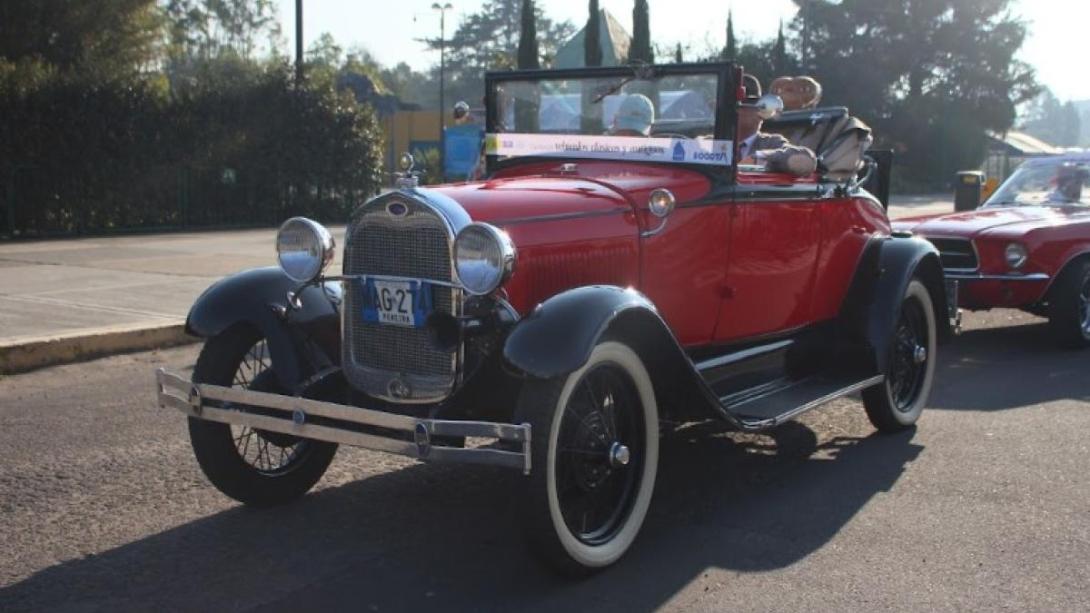Desfile en Bogot? de carros antiguos y cl?sicos