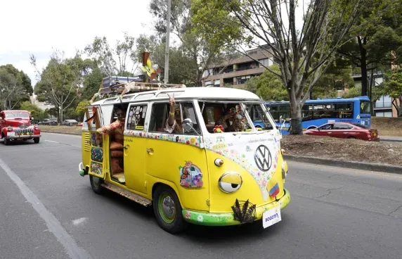 El desfile de Autos Clásicos y Antiguos se reprograma, para facilitar la operación de acopio y envío de ayuda humanitaria hacia los departamentos afectados por el terremoto