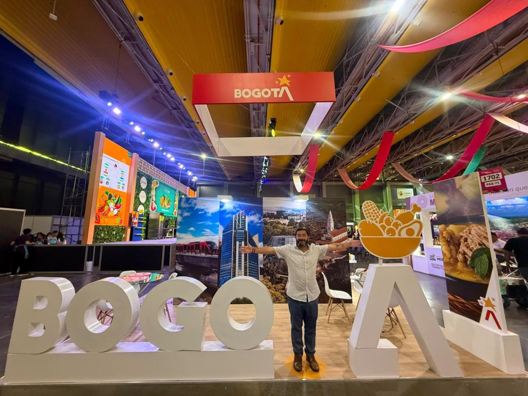 señor en el stand de Bogotá