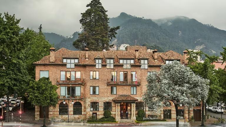 Fachada del Hotel Four Seasons Casa Medina de Bogotá, edificación construida en 1946 por el arquitecto Santiago Medina Mejía. Foto: Cortesía Hotel Four Seasons Casa Medina